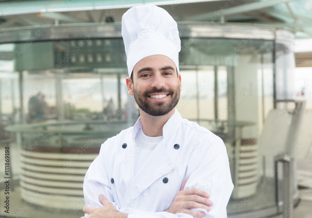 Moderner Chefkoch vor seinem Restaurant Moderner Chefkoch vor seinem Restaurant