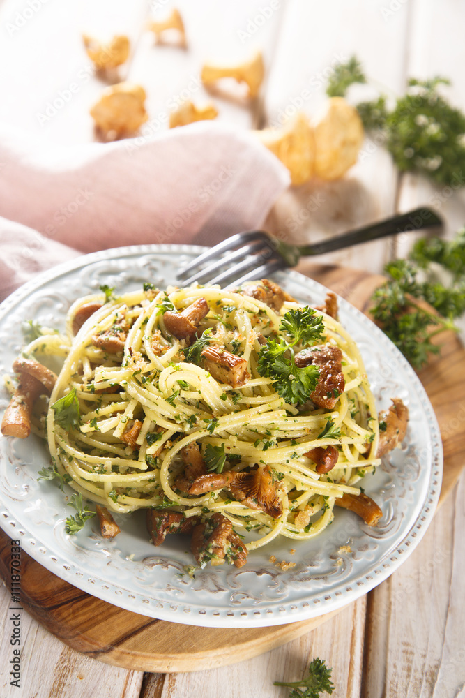 Spaghetti with chanterelles and herbs