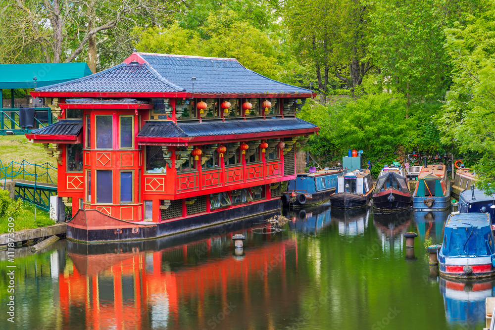 Fototapeta premium Floating Chinese restaurant on Regent’s canal