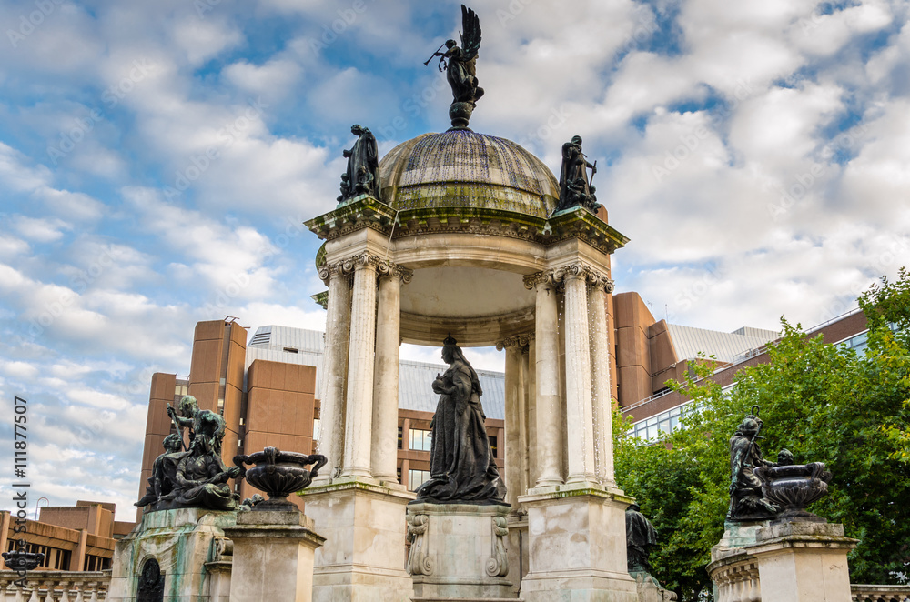 Obraz premium Queen Victoria Monument in Liverpool City Centre