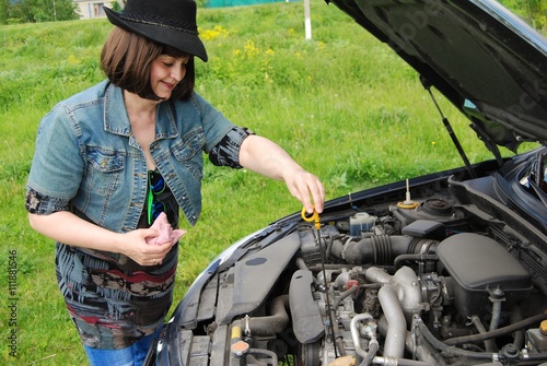 женщина ремонтирует авто