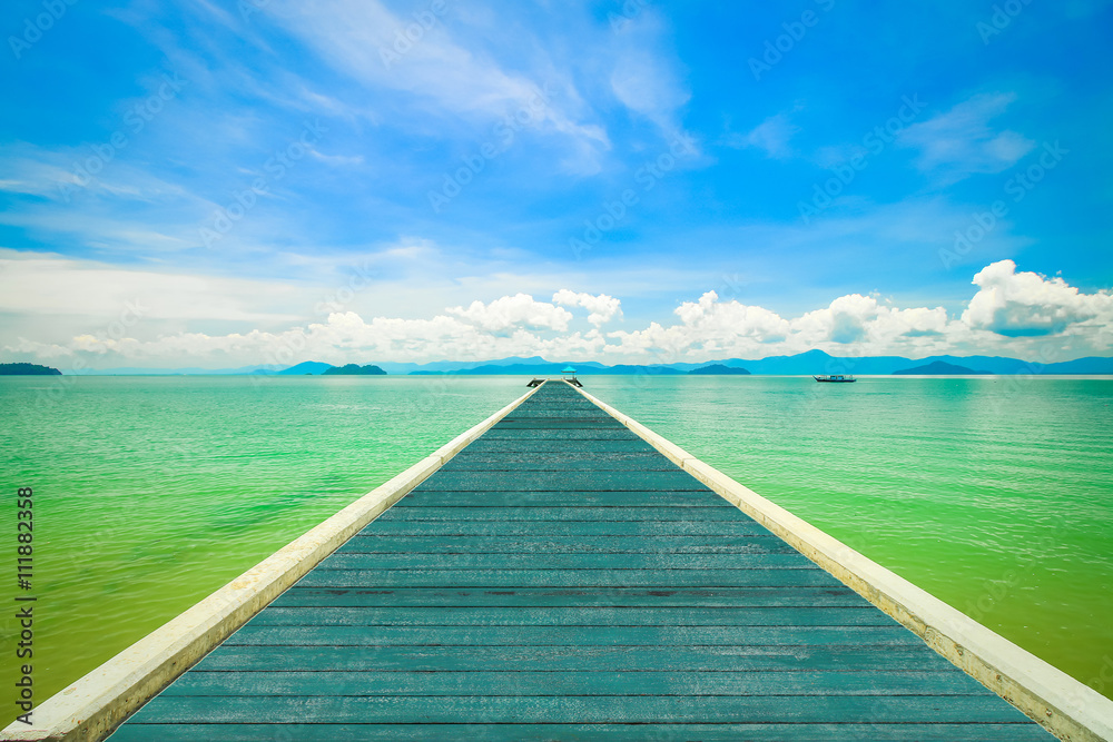 Fototapeta premium jetty to a tropical beach