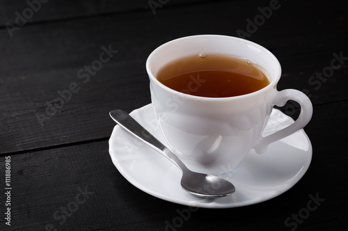 Teetasse auf schwarzem Holzhintergrund