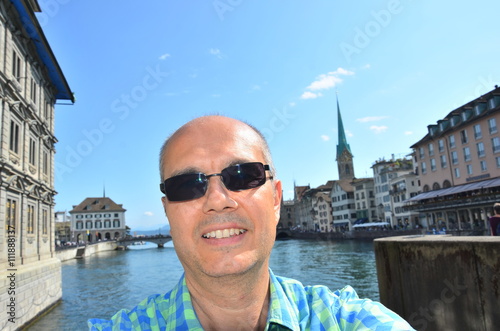 Mann macht Selfie in Zürich