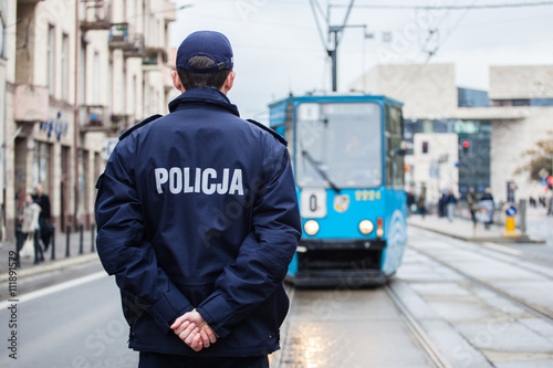 Policjant przed tramwajem
