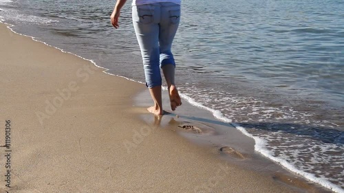 sahilde yürüyen ayaklar photo