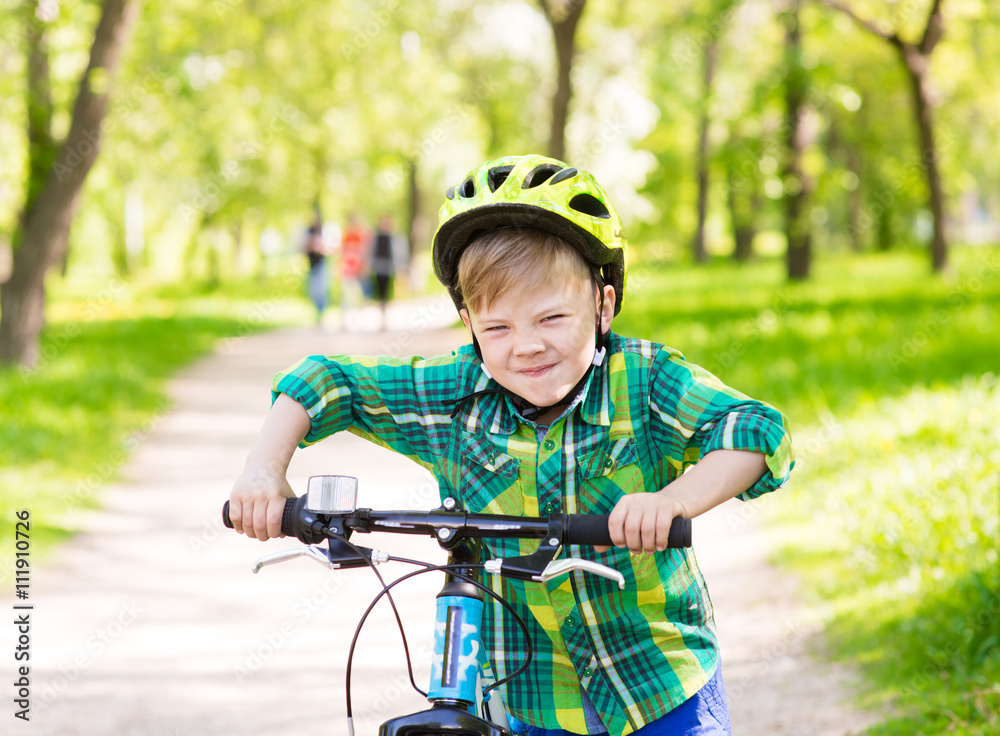 Naklejka premium Funny child learns to ride a bike