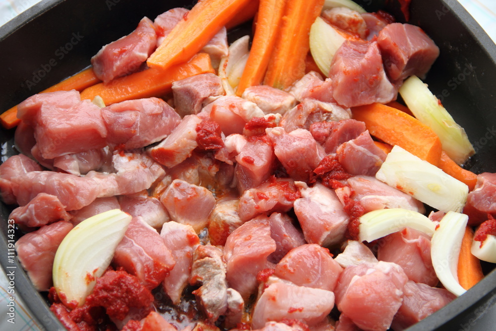 Gulasch wird in einer Pfanne angebraten Gulasch wird in einer Pfanne angebraten