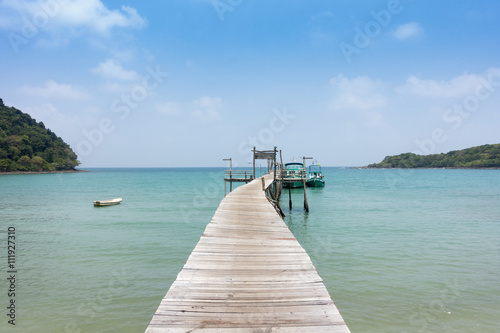 Fototapeta Naklejka Na Ścianę i Meble -  Wooden pier on the beach Beautiful tropical sea and blue sky of