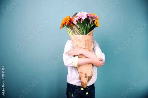 Süßer Junge mit Gerbera Blumenstrauß