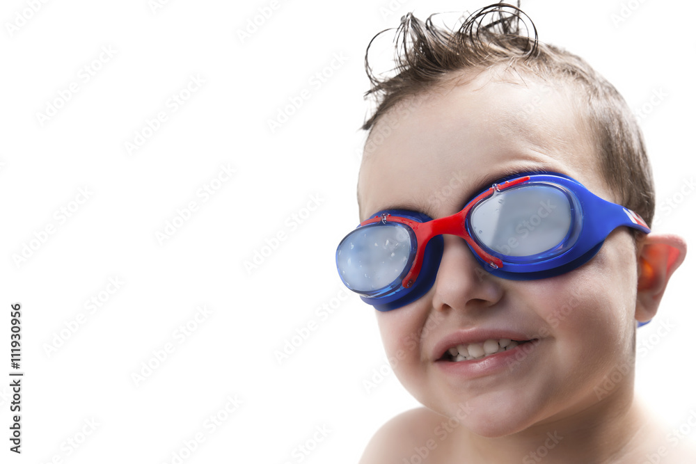 Fototapeta premium child in the pool with goggles