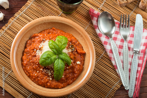 Pappa al pomodoro servita nel piatto e ambientata photo