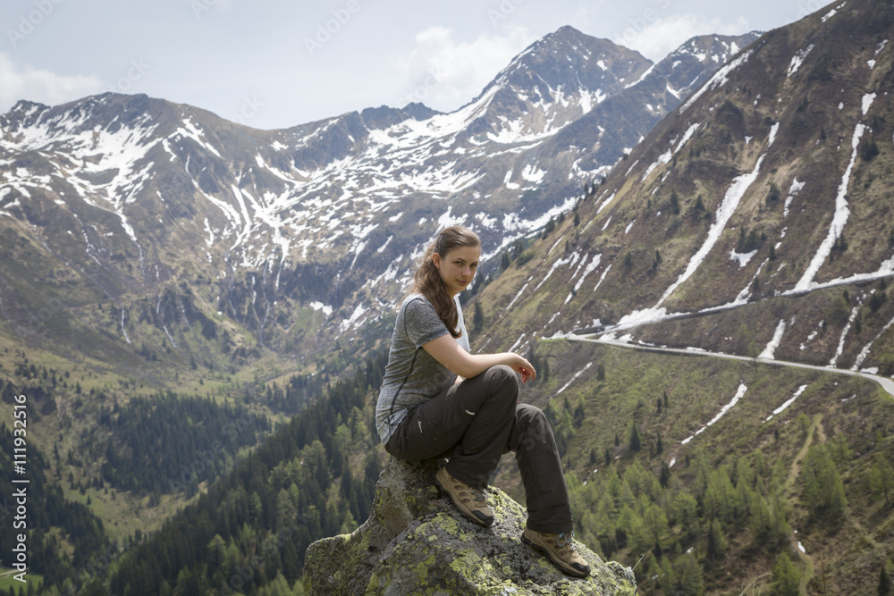 junge Frau in den steirischen Bergen, Österreich