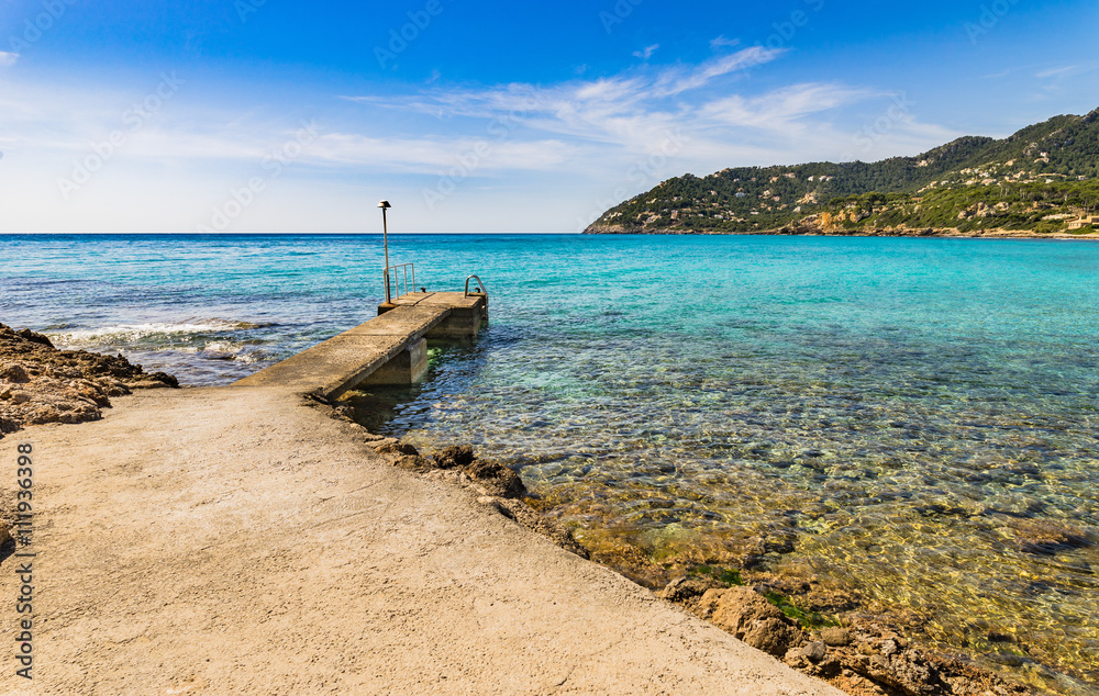 Obraz premium Bootssteg am Meer in der Bucht von Canyamel Mallorca Spanien