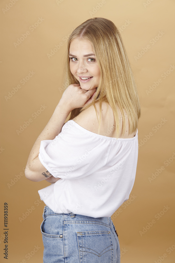Blonde attraktive junge Frau genießt den Sommer Blonde attraktive junge Frau genießt den Sommer