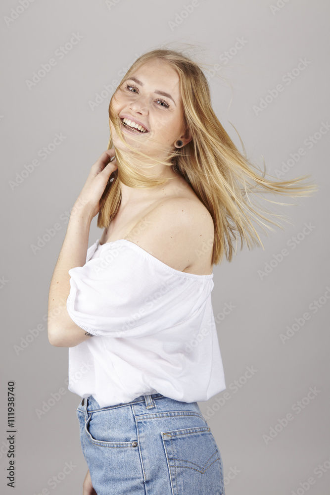 Blonde junge Frau genießt die Sommerbriese Blonde junge Frau genießt die Sommerbriese