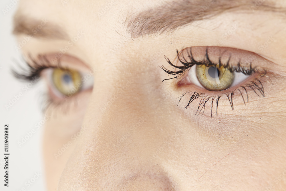Gelb grüne Augen einer jungen Frau Stock-Foto | Adobe Stock