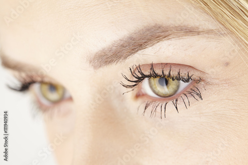 Gelb grüne Augen einer jungen Frau