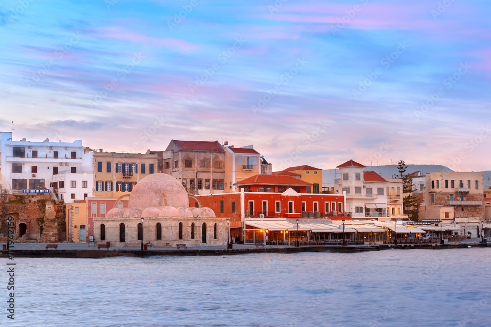 Obraz premium Venetian quay with Kucuk Hasan Pasha Mosque at dawn, Chania, Crete, Greece