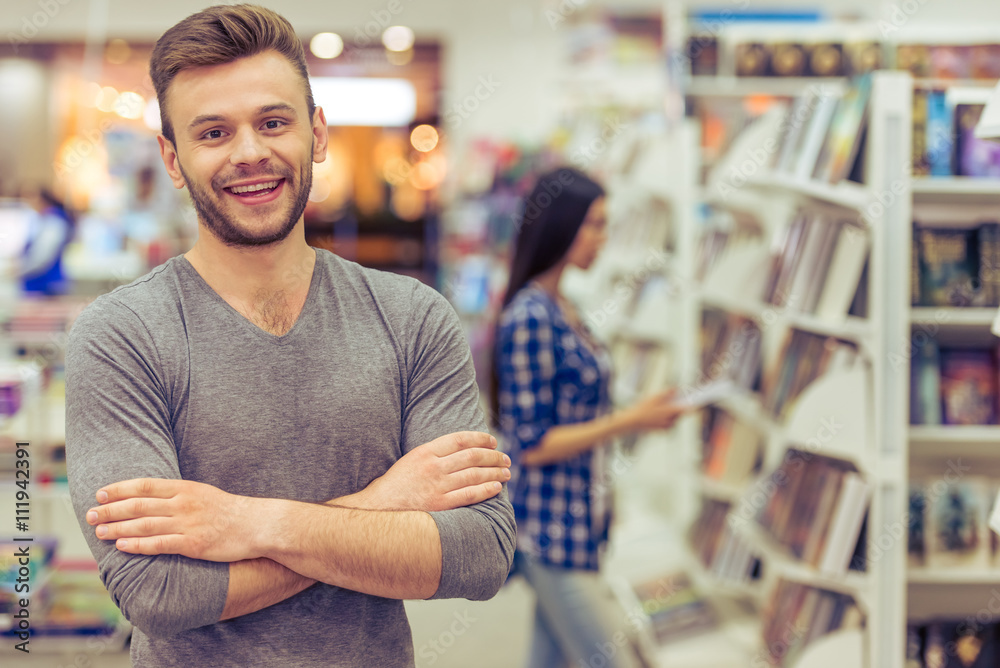 Obraz premium Young people at the book shop