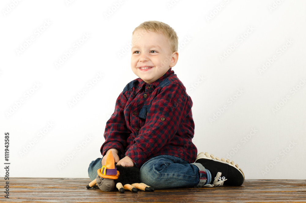 Naklejka premium funny boy kid playing with toy 
