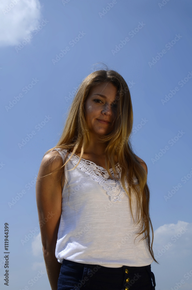 Junge hübsche Frau mit langen braunen Haaren im Sommer Junge hübsche Frau mit langen braunen Haaren im Sommer