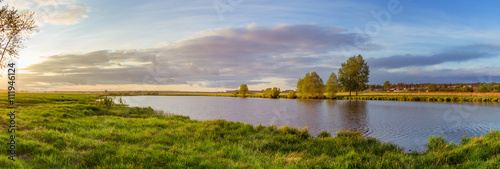 летний пейзаж на зеленом берегу реки на закате дня, Россия, Урал 