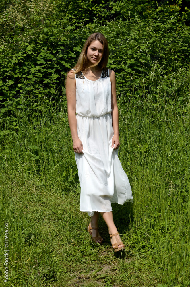 Junges hübsches Mädchen mit langen braunen Haaren im sommer auf Wiese und an Flussufer Junges hübsches Mädchen mit langen braunen Haaren im sommer auf Wiese und an Flussufer