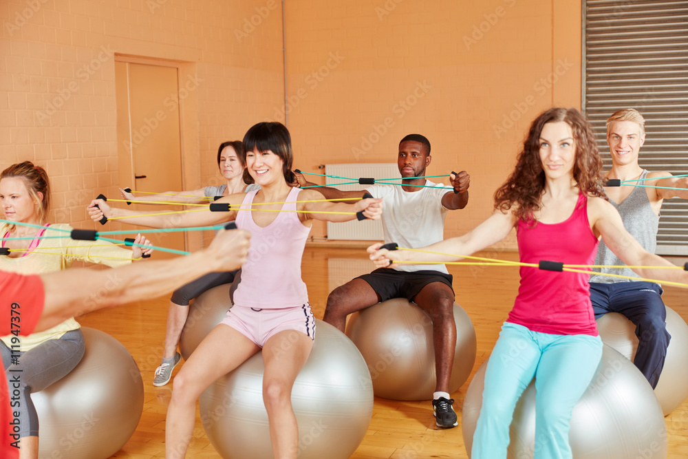 Gruppe beim Expander Training Stock Photo | Adobe Stock