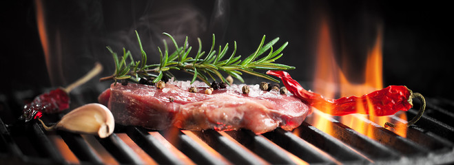 Stickers Grill / Barbecue Gegrilde steak met verse kruiden  © karepa