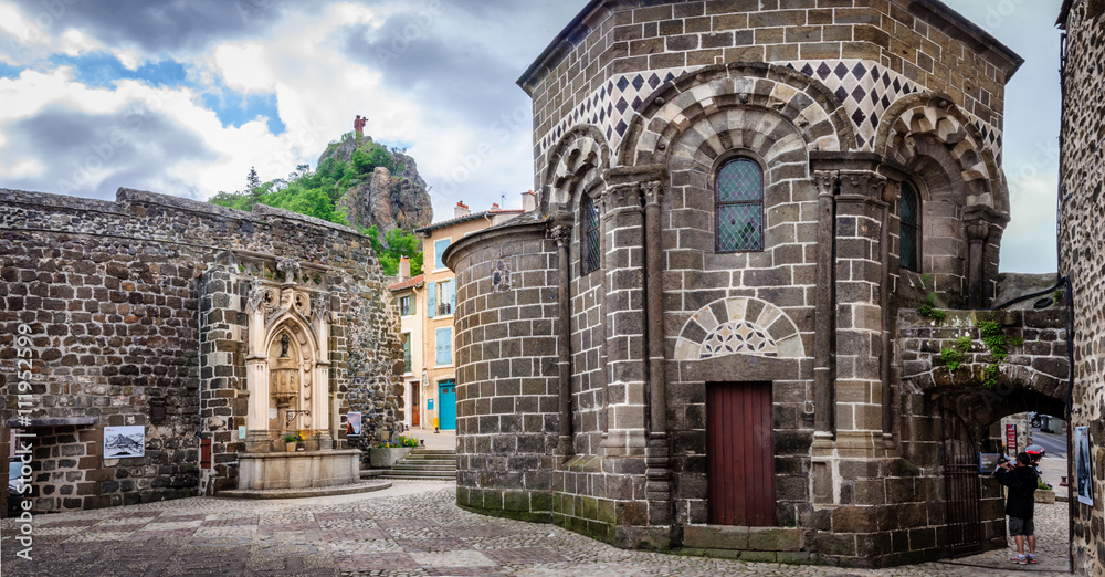 Bourg d'Aiguilhe au pied du rocher Saint-Michel au Puy-en-Velay Bourg d'Aiguilhe au pied du rocher Saint-Michel au Puy-en-Velay
