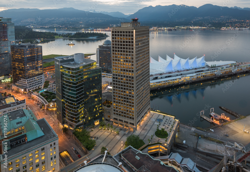 Obraz premium Downtown Vancouver mit Canada Place zum Sonnenuntergang