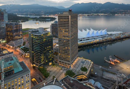 Downtown Vancouver mit Canada Place zum Sonnenuntergang