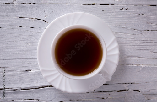 Tasse Tee auf weißem Hintergrund aus Holz - Ansicht von oben.
