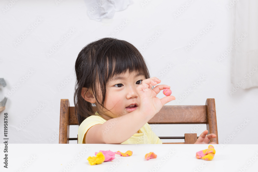 粘土で遊んでいる子ども 粘土で遊んでいる子ども