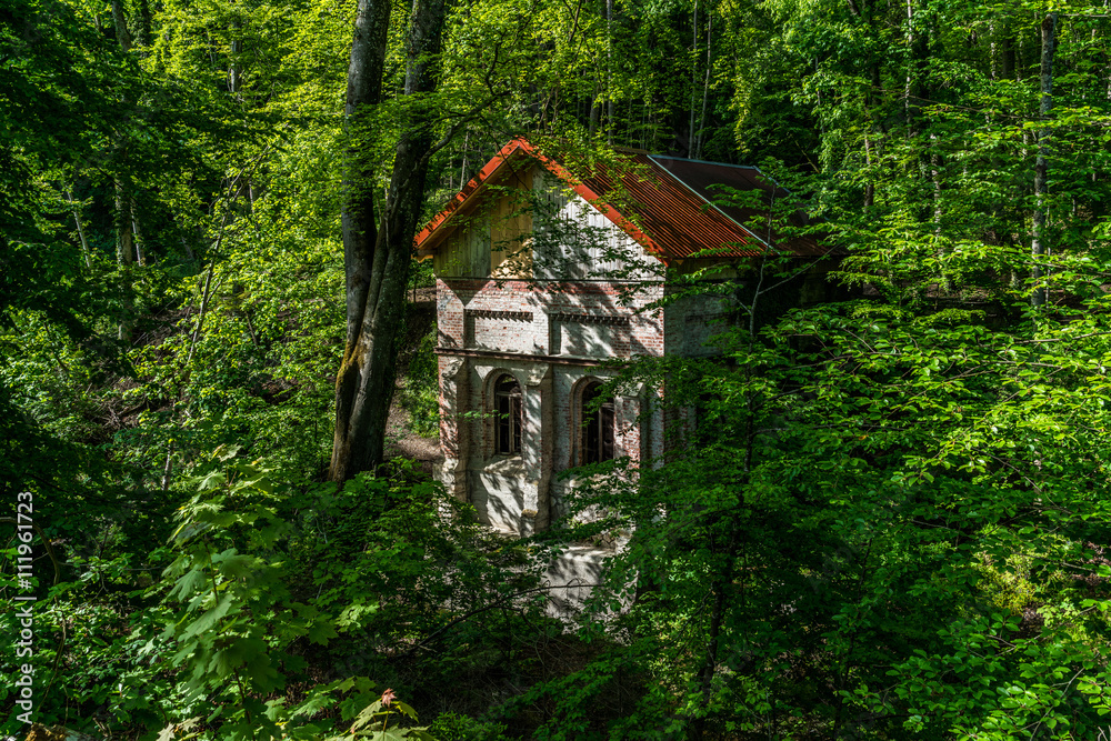 Alte Mühle in der bewaldeten Pähler Schlucht in Bayern