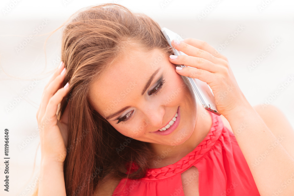 Naklejka premium Smiling woman with mobile phone.