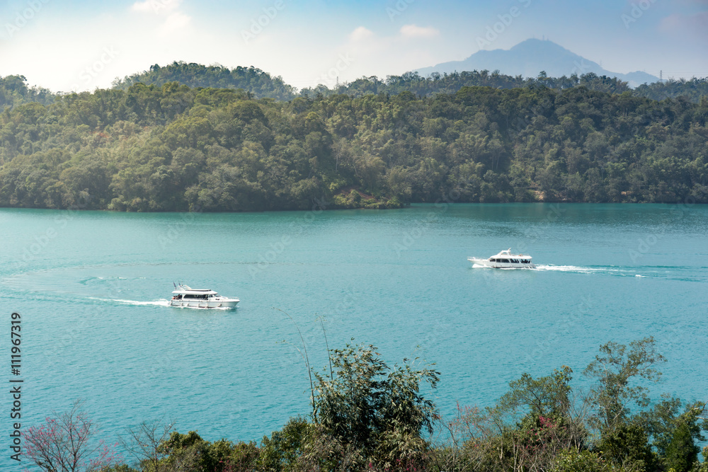 Obraz premium Tourist boats on emeral color lake of Sun Moon Lake