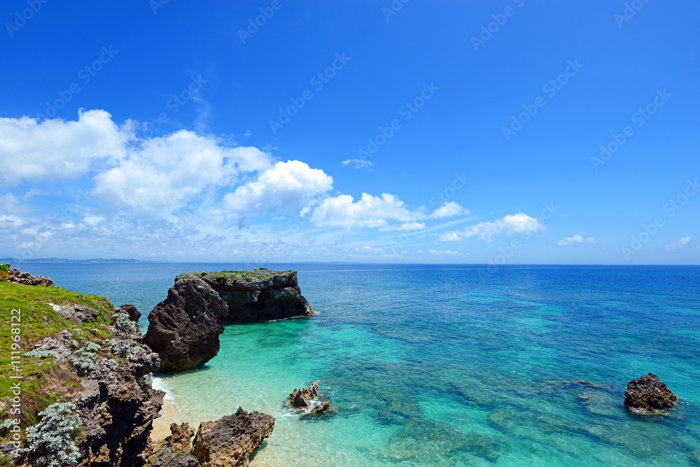 沖縄の美しい海と青空
