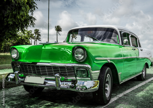 HDR Amerykański zielony klasyczny samochód na Kubie w Hawanie - seria 2