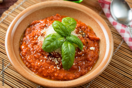 Pappa al pomodoro servita nel piatto e ambientata photo