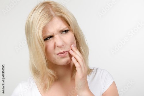 Junge Frau hat Zahnschmerzen