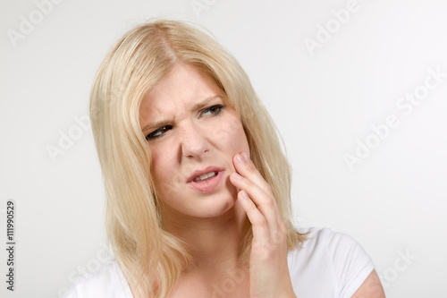 Junge Frau hat Zahnschmerzen © StudioLaMagica