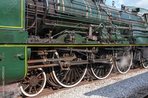 Roues et embiellage sur locomotive à vapeur photo