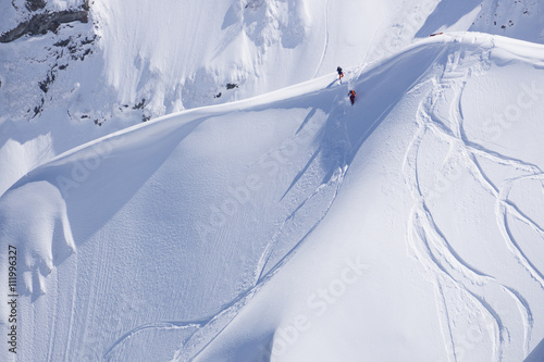 Fotografie, Obraz Snowboardové freeride, snowboardisty i stopy na horském svahu