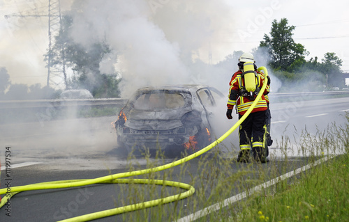 Ein Auto brennt lichterloh auf der Autobahn