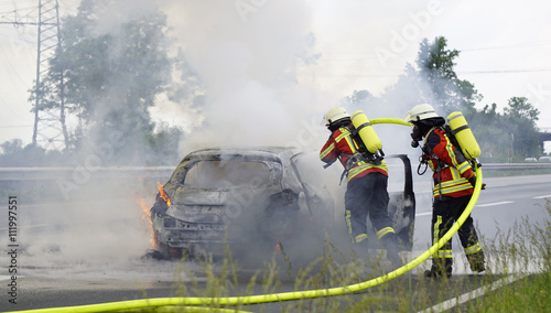 Ein Auto brennt lichterloh auf der Autobahn photo