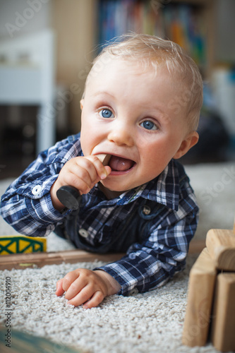 Baby isst Spielzeug