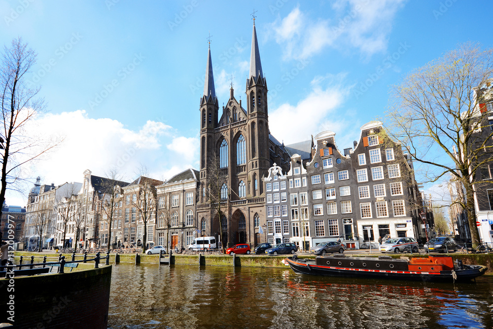 Fototapeta premium Stadtpanorama in Amsterdam mit De Krijtberg Church