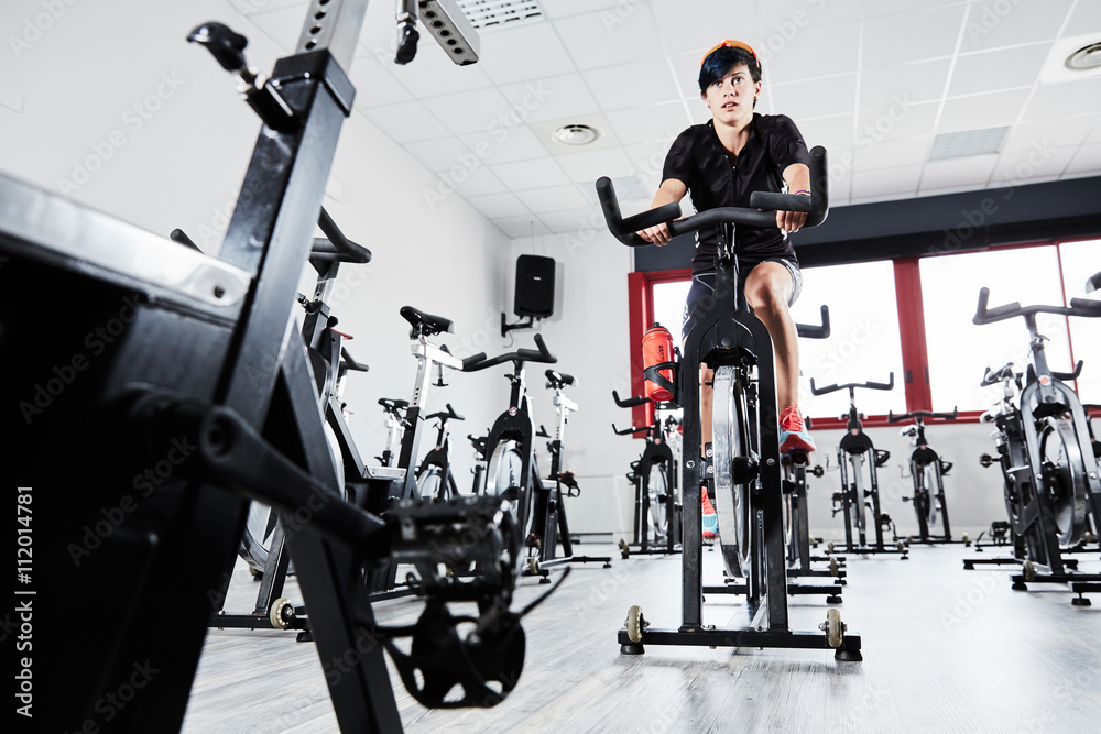 Obraz premium Ragazza allenamento in palestra spinning